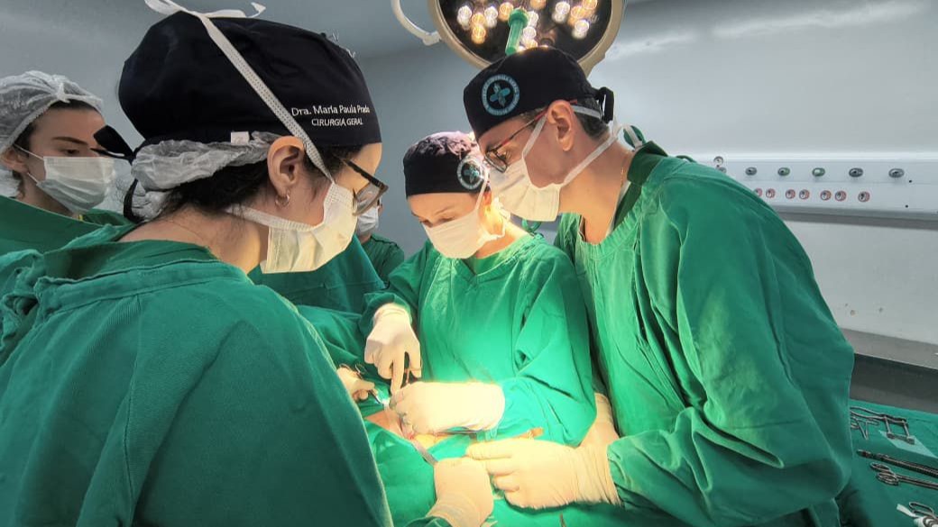 médicos numa mesa de operação